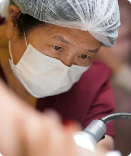 Médica em procedimento com tecnologia a laser