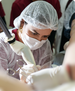 Médica em prática cirúrgica